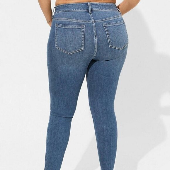 Torrid - 24 Short, Perfect Skinny Ankle Stretch Mid-Rise Jean in "Upstate" Blue  - Picture 12 of 13